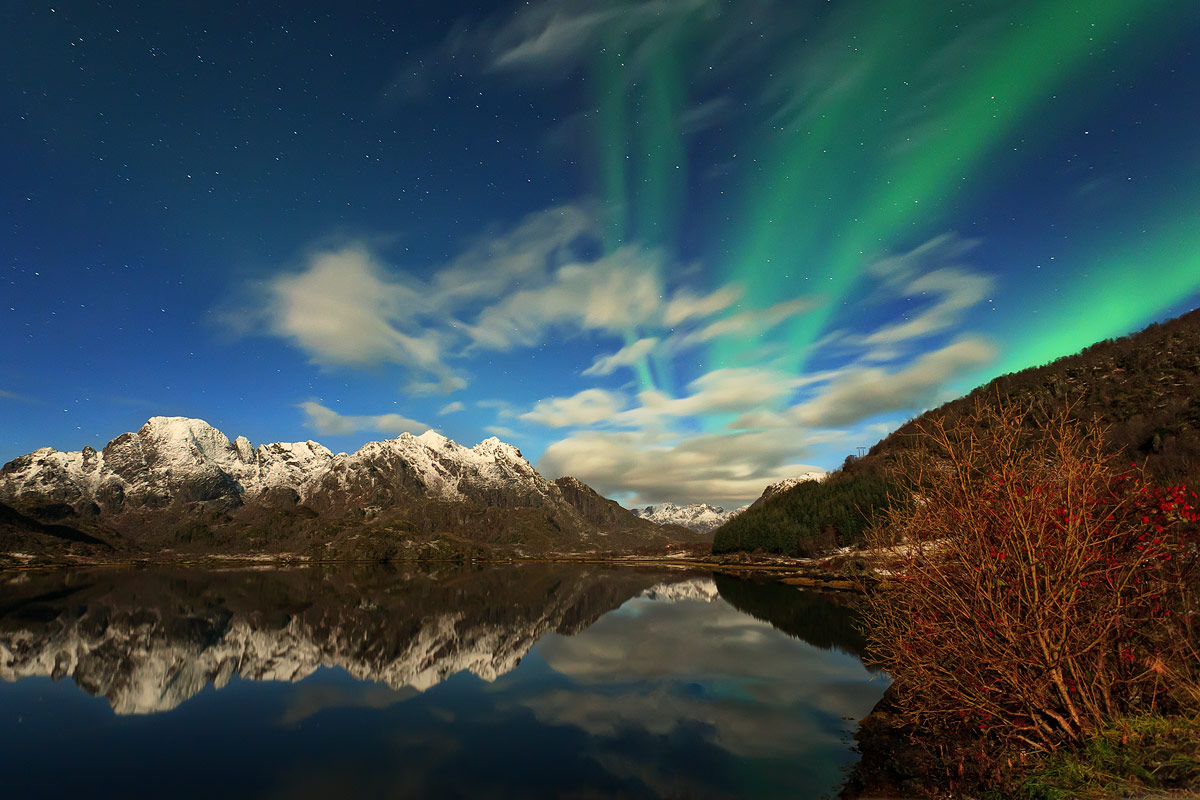 Reflections under Aurora